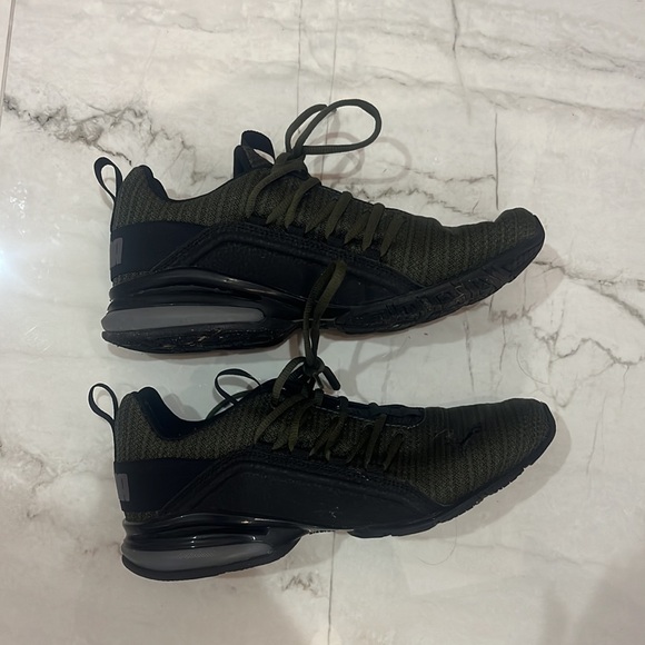 Gently used puma sneakers - Picture 2 of 2